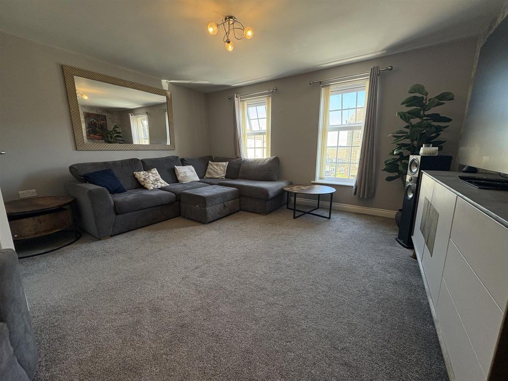 Property photo 2 of 25