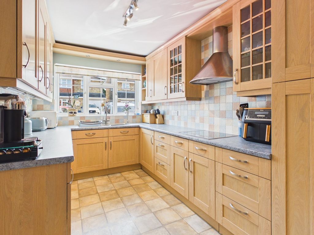 Property photo 3 of 16 Kitchen Breakfast