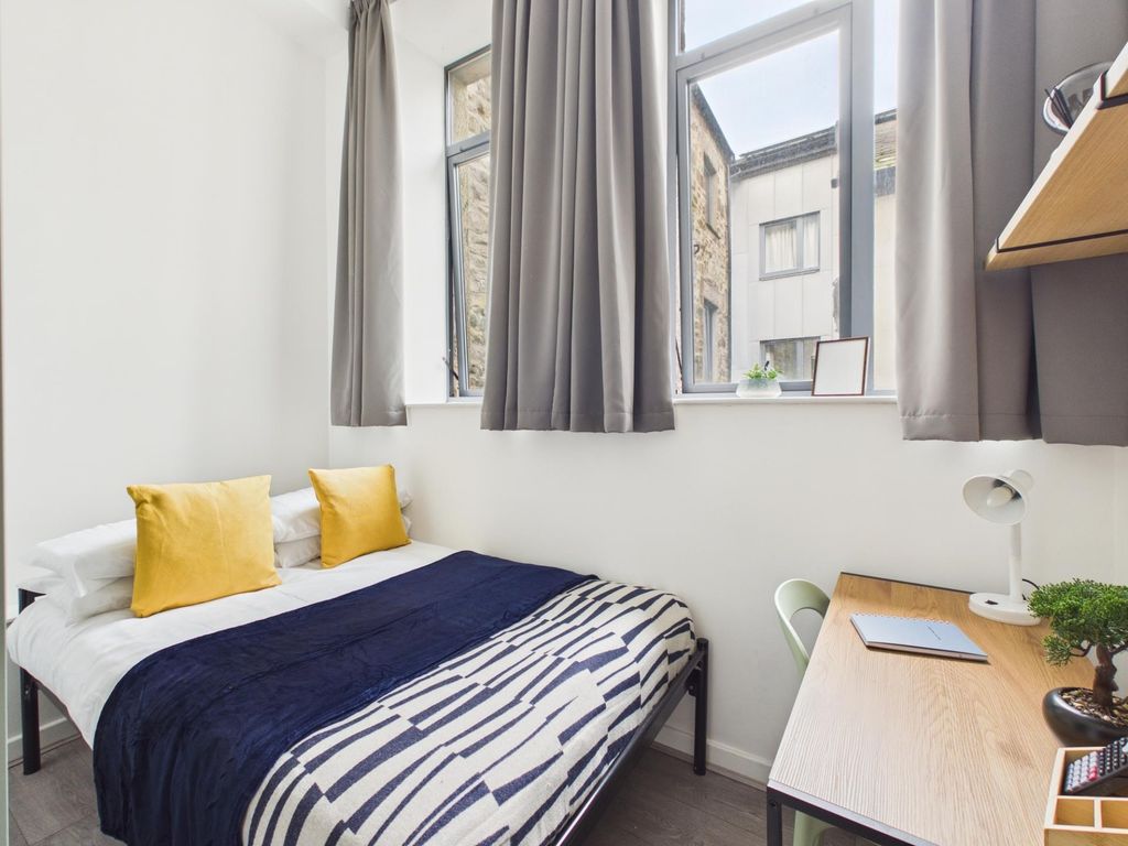 Property photo 2 of 13 Bright, Well-Presented Double Bedroom With A Comfy...