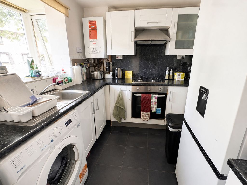 Property photo 3 of 7 Kitchen