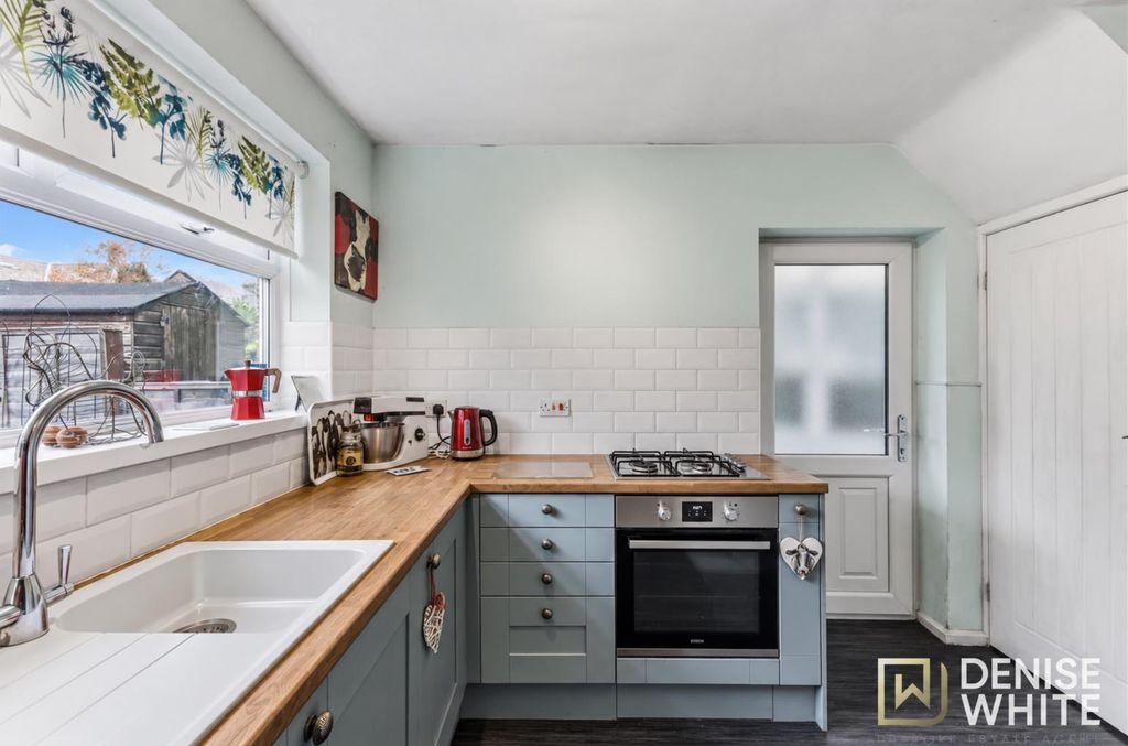 Property photo 3 of 25 Kitchen