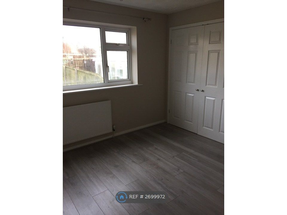 Property photo 3 of 11 Bed 1