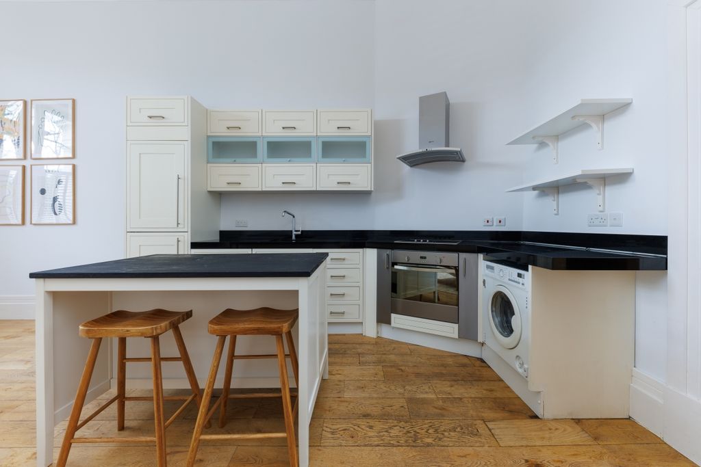 Property photo 2 of 10 Hyde Park Square ...