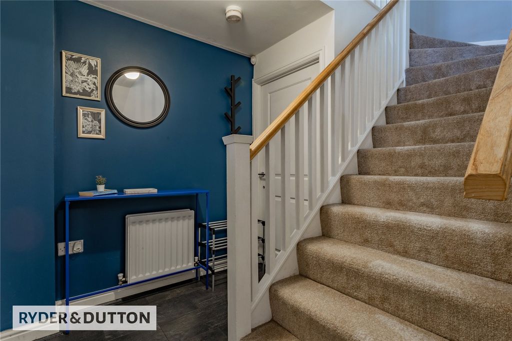 Property photo 2 of 27 Entrance Hall