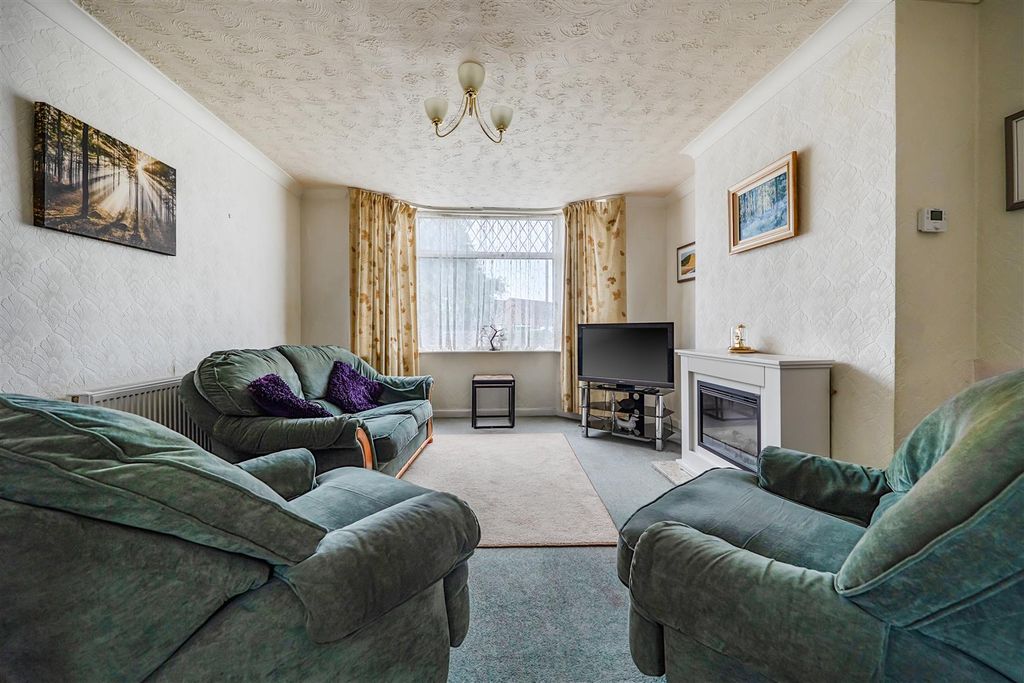 Property photo 3 of 18 Lounge