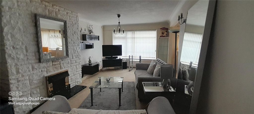 Property photo 2 of 18 Lounge
