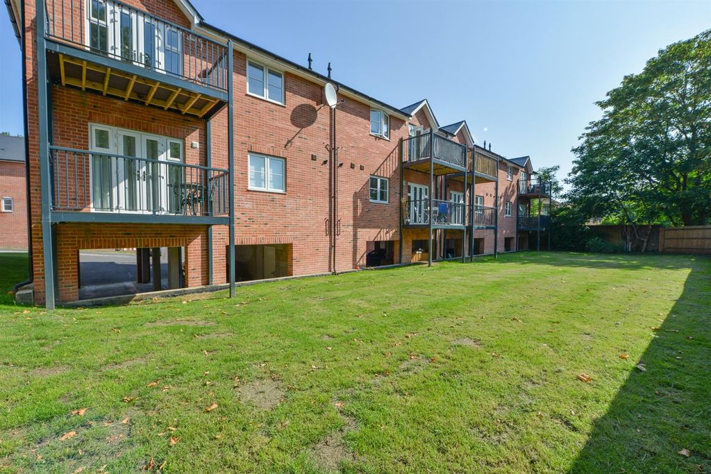 Property photo 2 of 15 Flat 2 Dane Court14.Jpg
