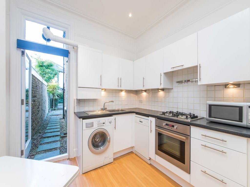 Property photo 3 of 10 Kitchen