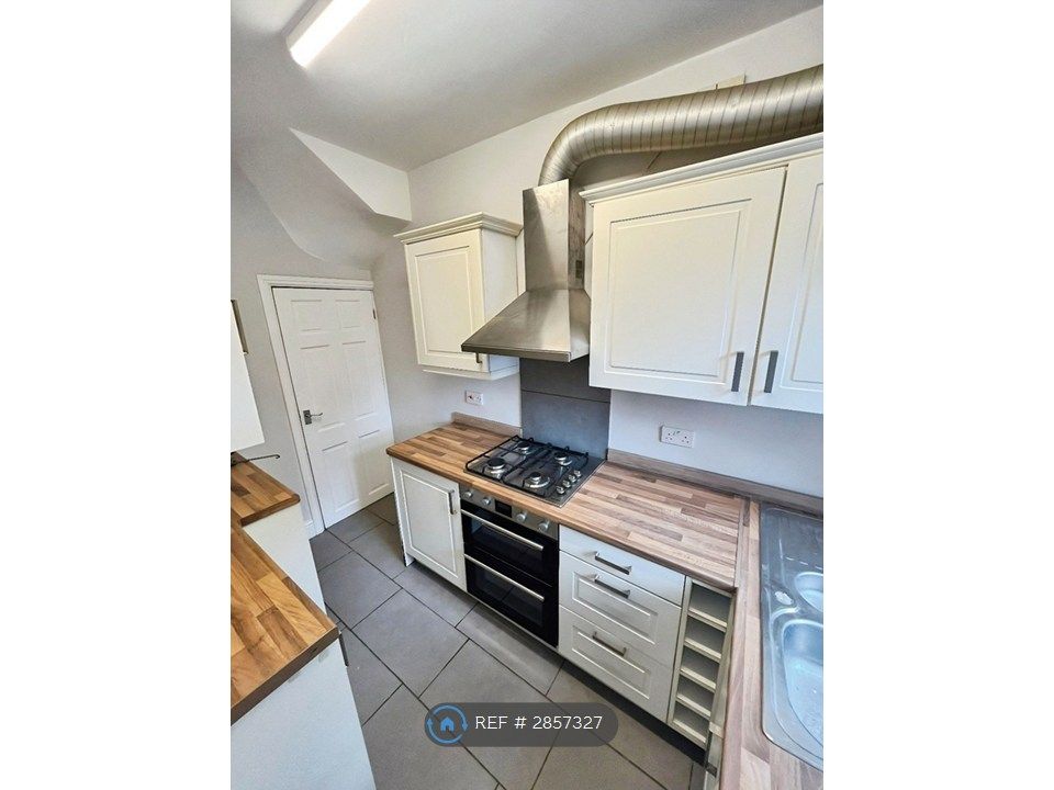 Property photo 3 of 8 Kitchen