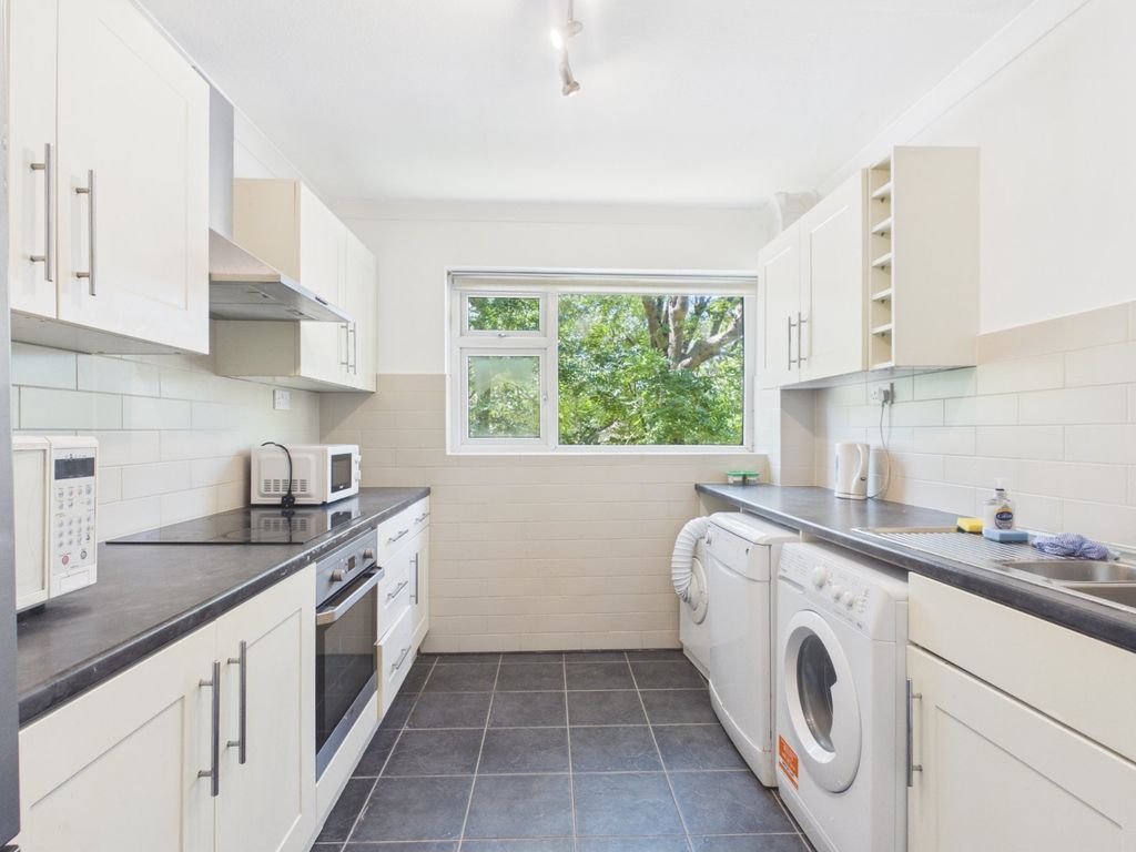 Property photo 3 of 10 Kitchen