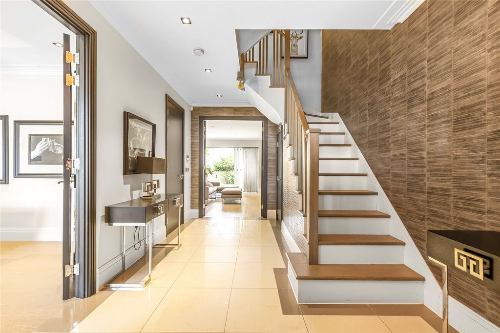 Property photo 2 of 18 Hallway