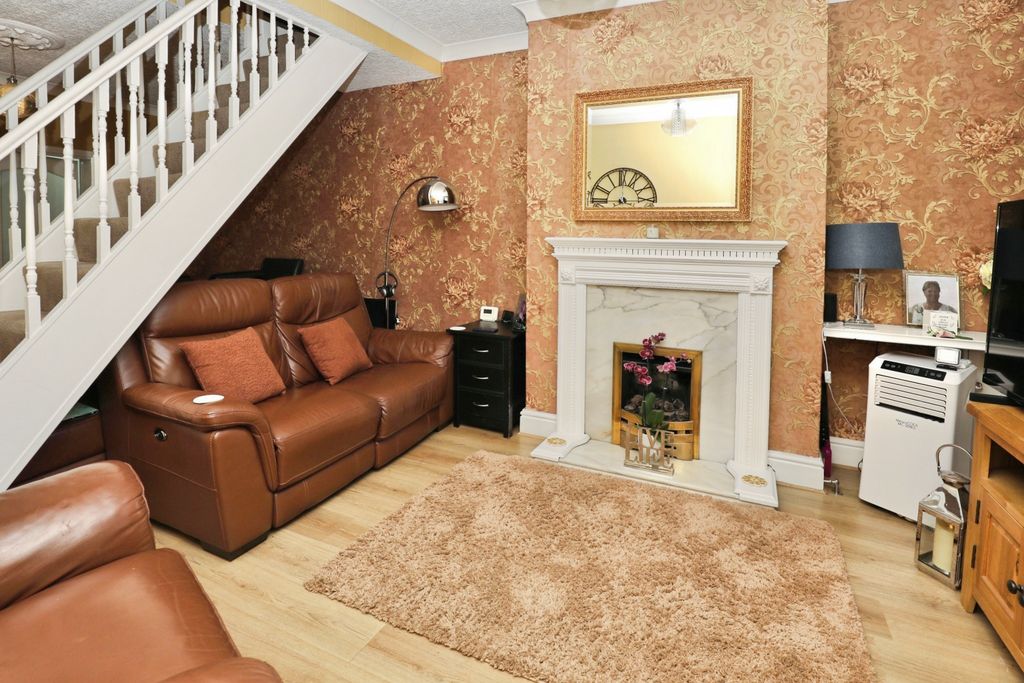 Property photo 3 of 13 Lounge