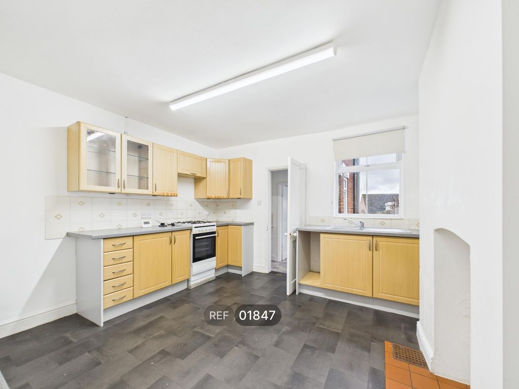 Property photo 3 of 10 Kitchen