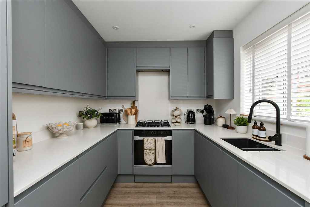 Property photo 2 of 11 Kitchen
