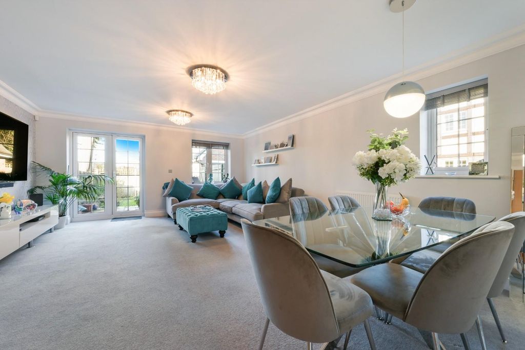 Property photo 3 of 17 Lambourne Close