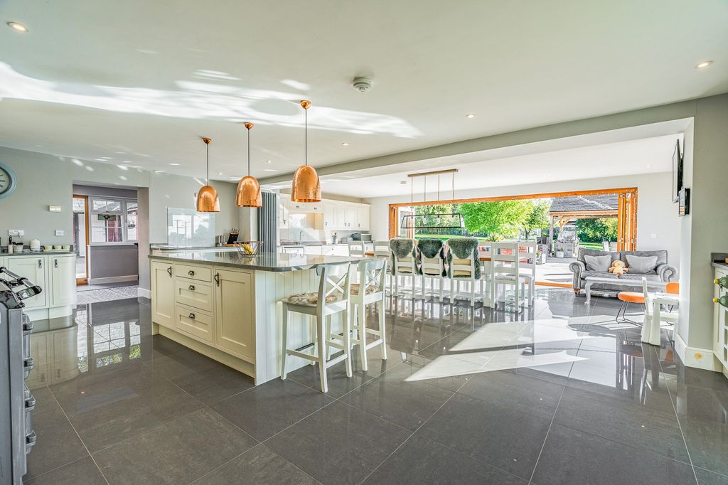 Property photo 2 of 33