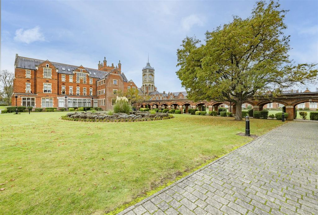 Property photo 2 of 14 01923 228822
