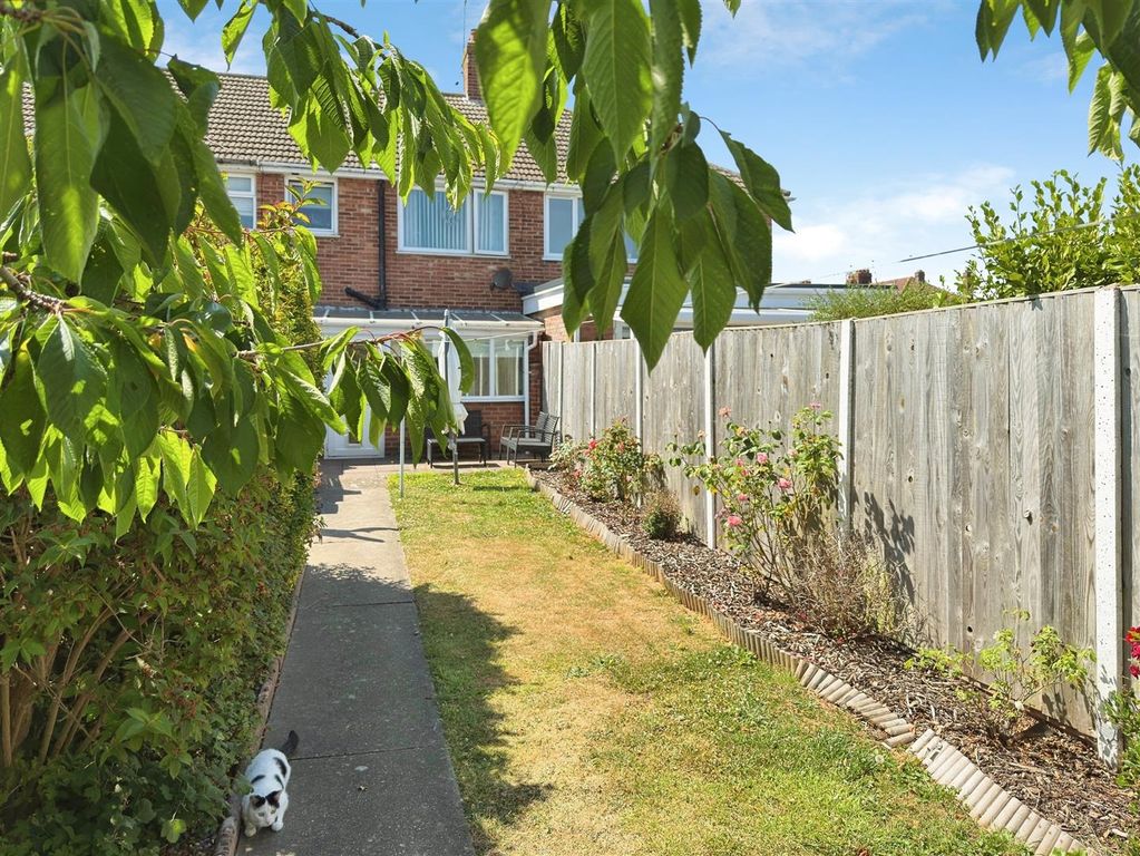 Property photo 2 of 15 Lynton Gardens (10).Jpg