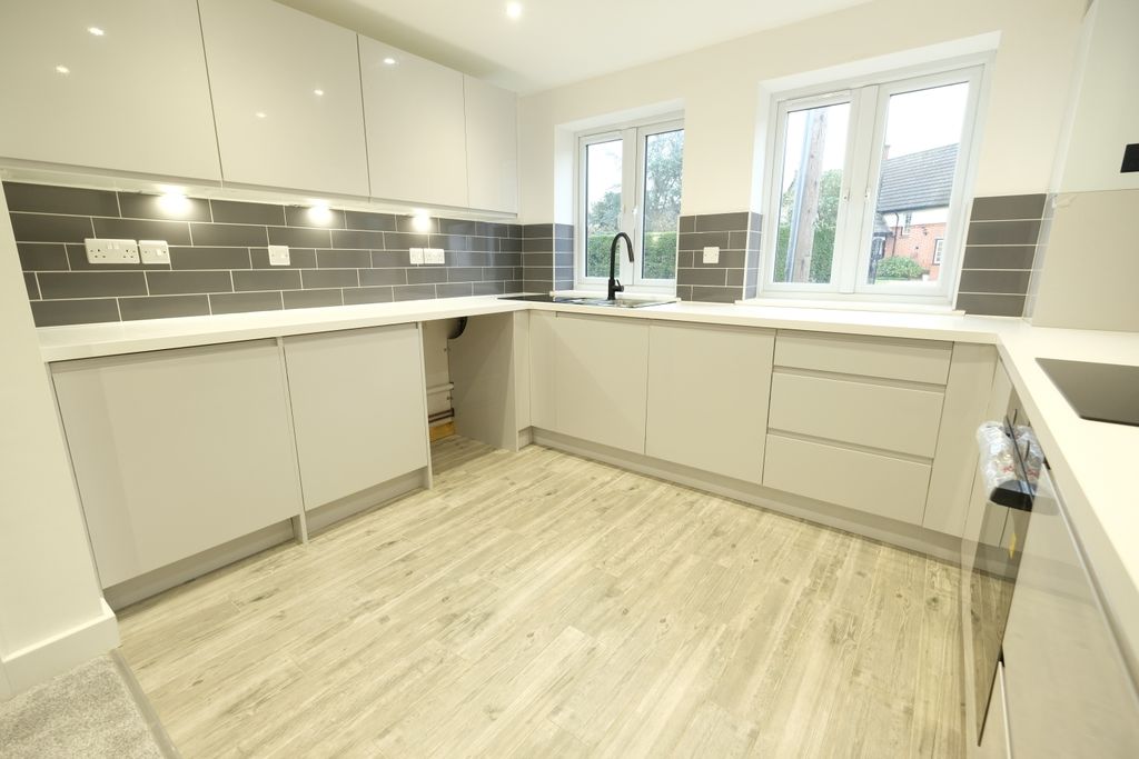 Property photo 3 of 14 Kitchen