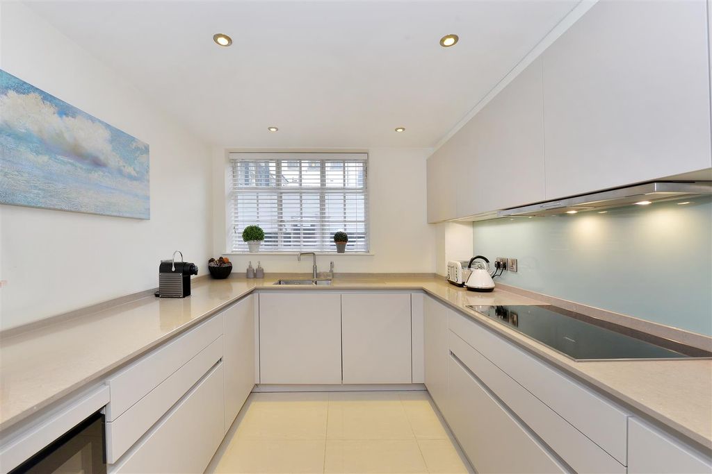 Property photo 2 of 16 53-Knightsbridge-Court (5).Jpg