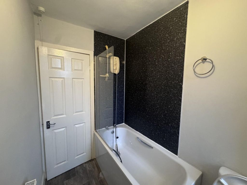 Property photo 2 of 11 Bathroom