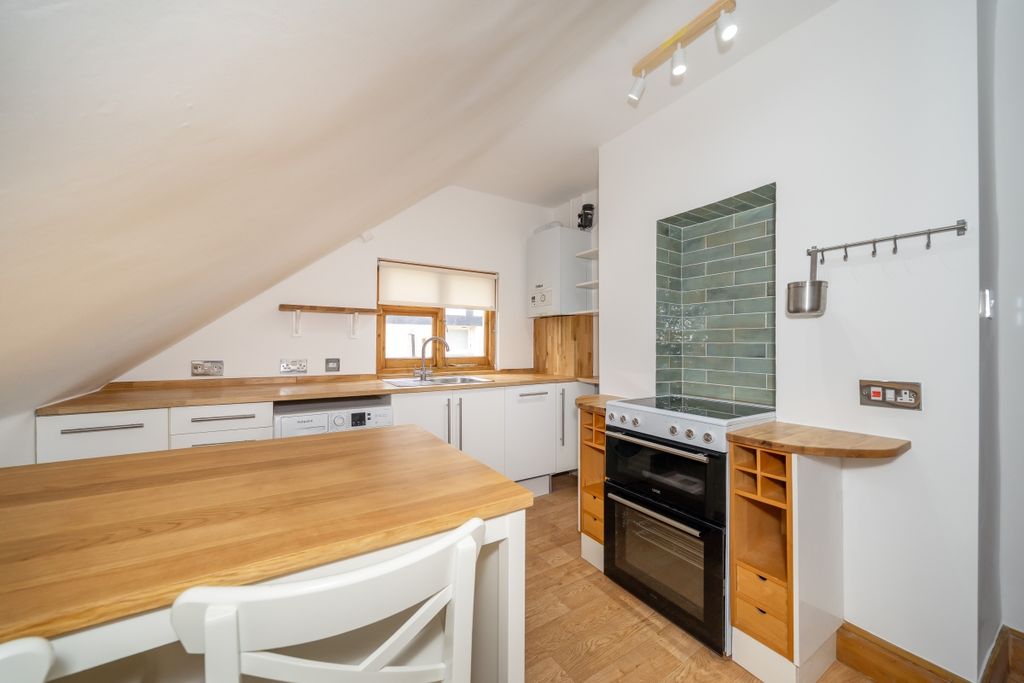 Property photo 1 of 12 011