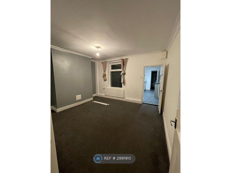 Property photo 1 of 12 Lounge
