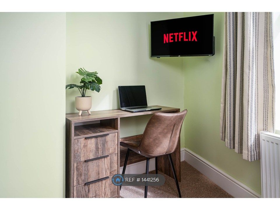 Property photo 2 of 10 Rooom 4 Tv And Desk