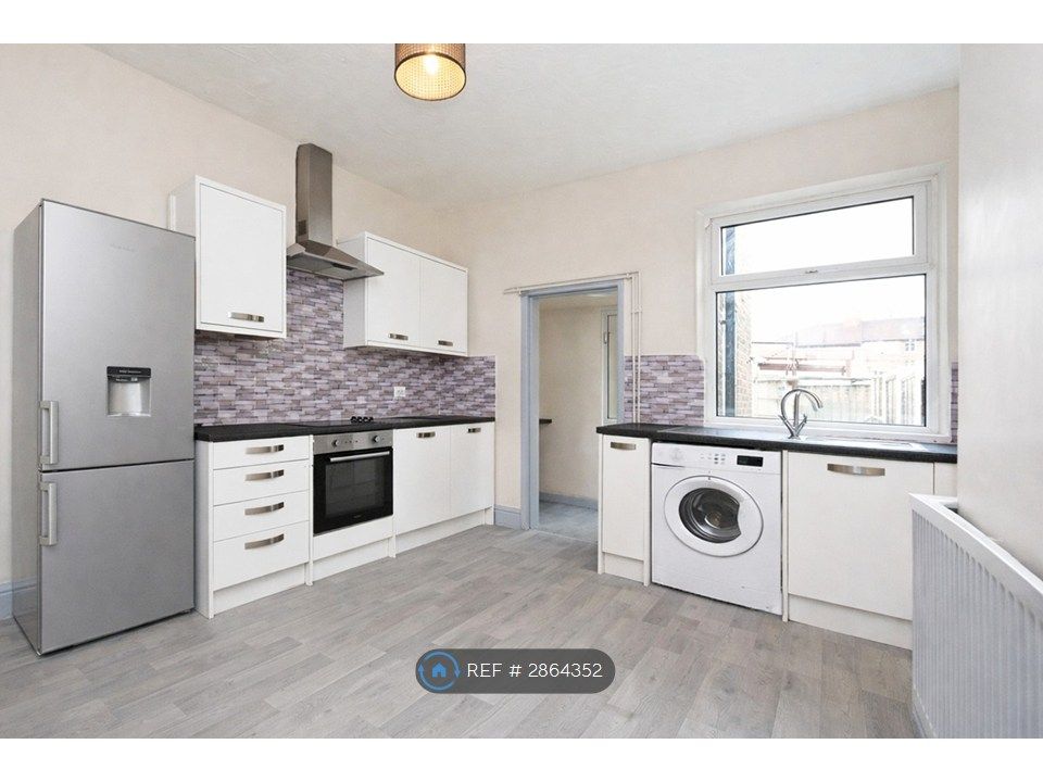 Property photo 3 of 9 Kitchen Photo 2