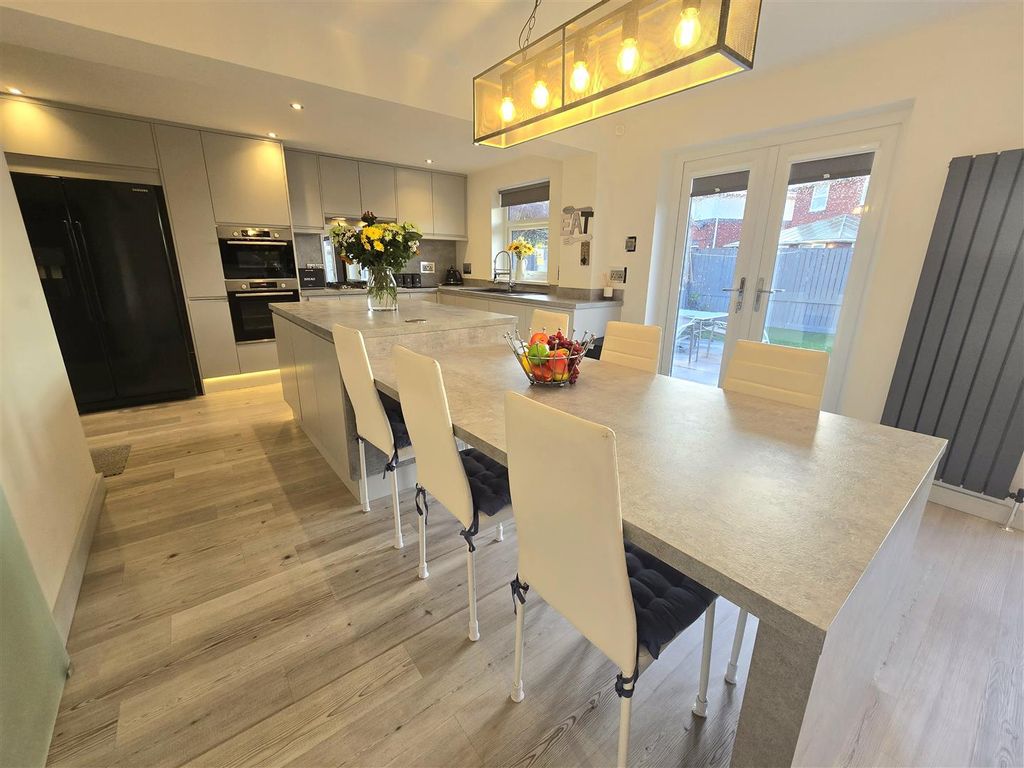 Property photo 2 of 27