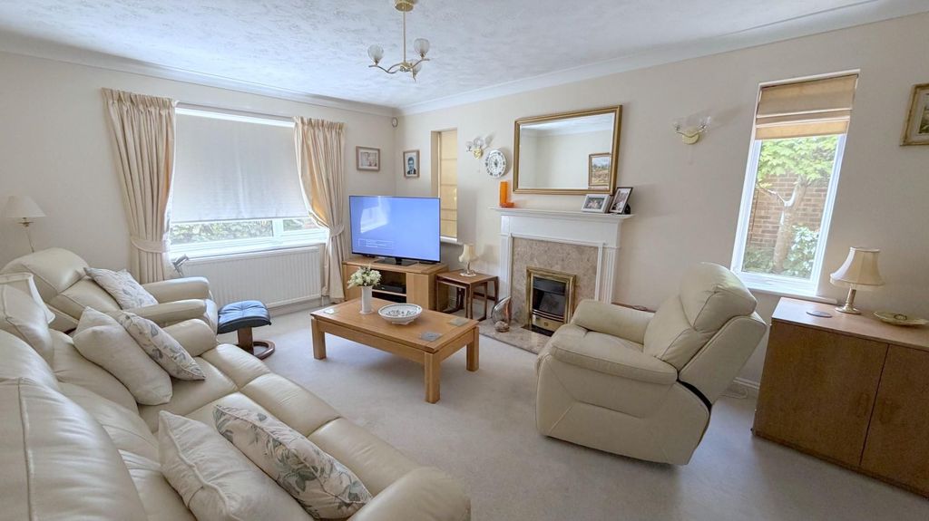 Property photo 3 of 17 Sitting Room