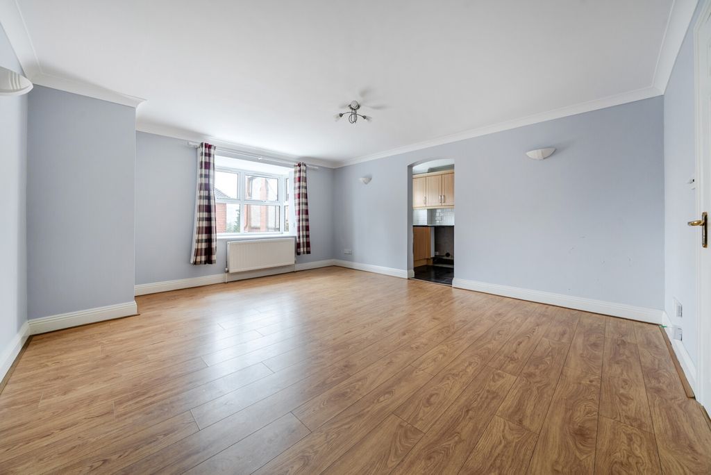 Property photo 2 of 14 1396984-8-695Fb5A...