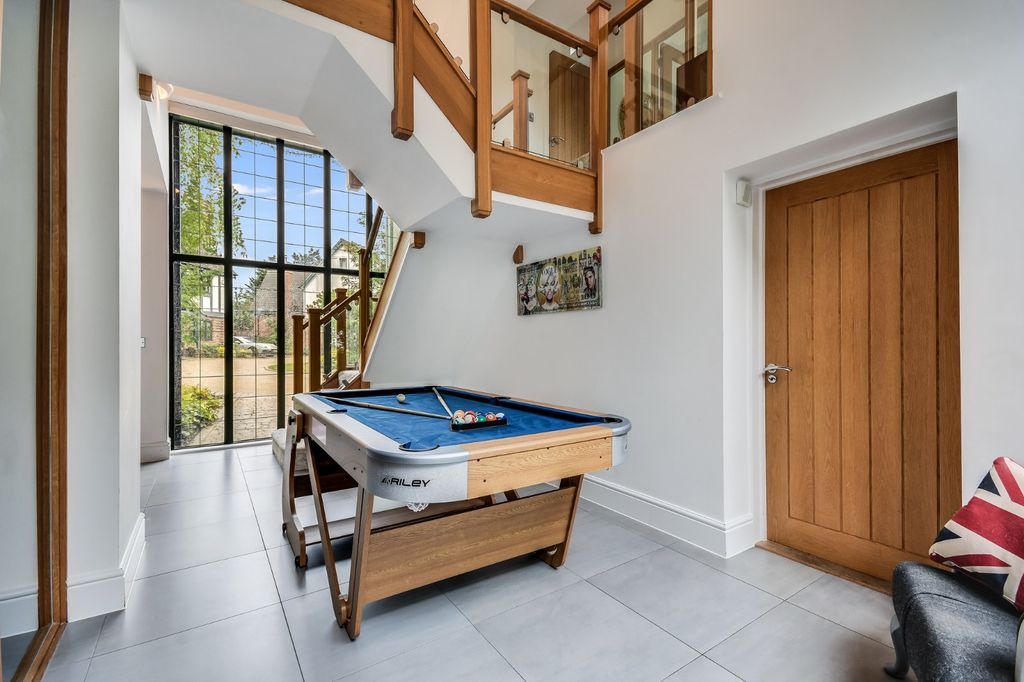 Property photo 3 of 24 Entrance Hall