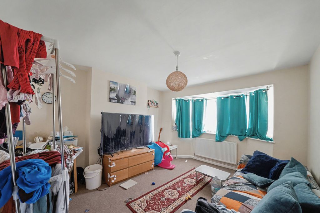 Property photo 3 of 11 105 Bedfont Close, Feltham, Tw14 8Lh