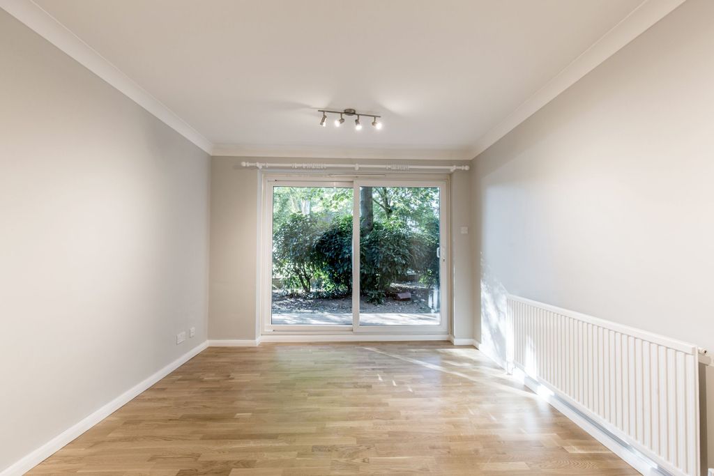 Property photo 3 of 10 Living_Room