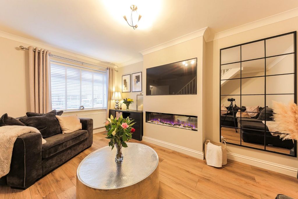 Property photo 3 of 13 Lounge