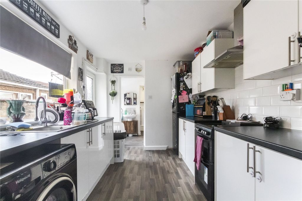 Property photo 2 of 11 Kitchen