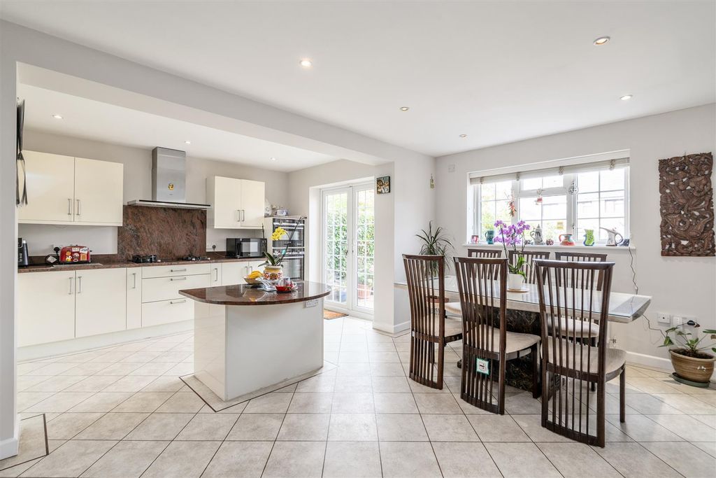 Property photo 2 of 17 6 Stapenhall Road_1.Jpg