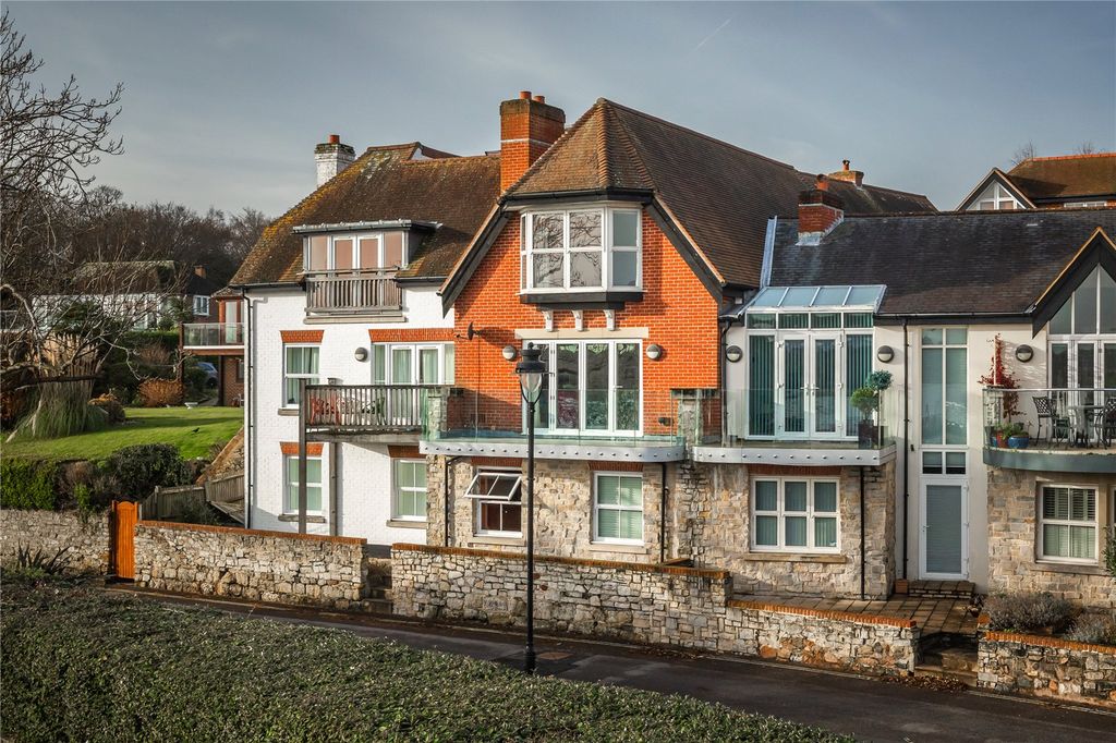 Property photo 1 of 15 Oyster Quay