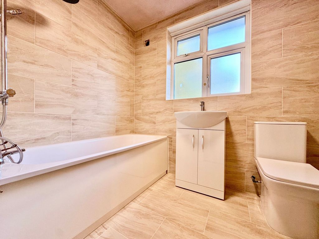 Property photo 3 of 9 Bathroom