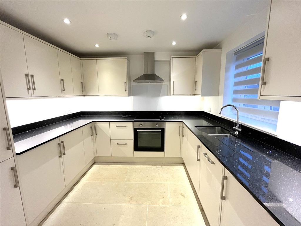 Property photo 2 of 9 Kitchen