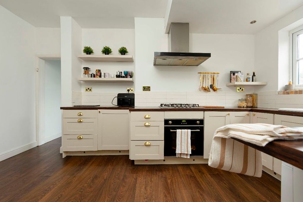 Property photo 2 of 48