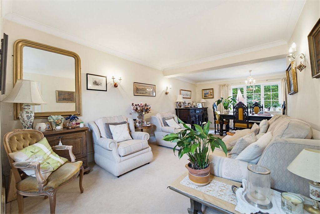 Property photo 2 of 22 28 Hounslow Road Living Room.Jpg