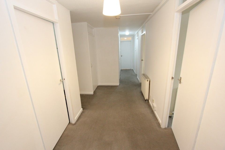 Property photo 2 of 11 Entrance Hall