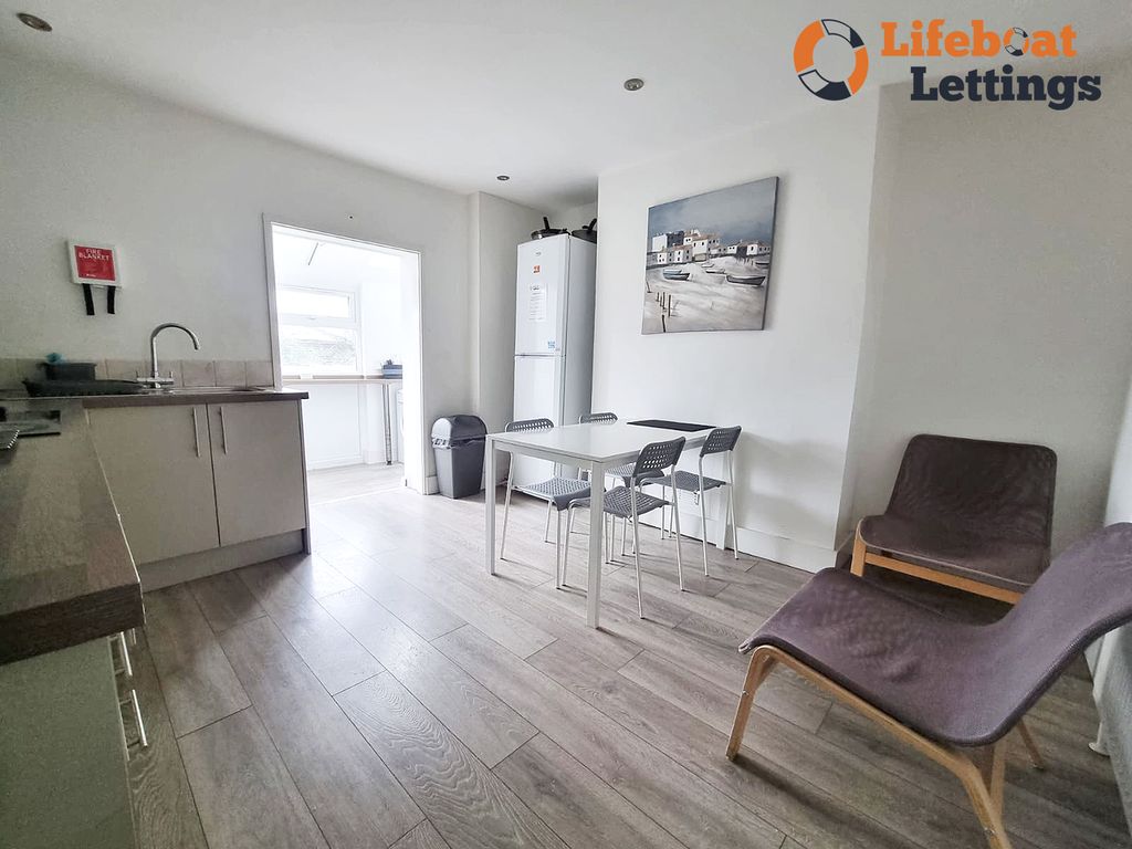 Property photo 2 of 9 Shared Kitchen Diner A