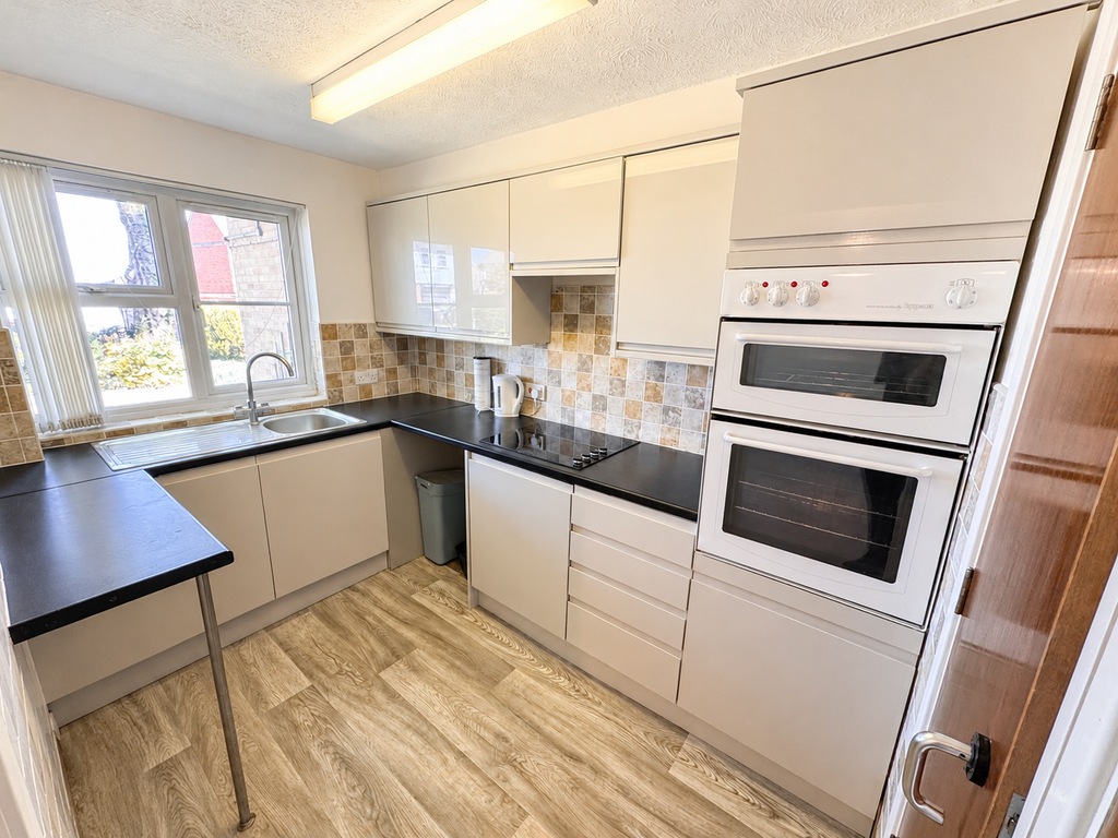 Property photo 1 of 5 Fitted Kitchen
