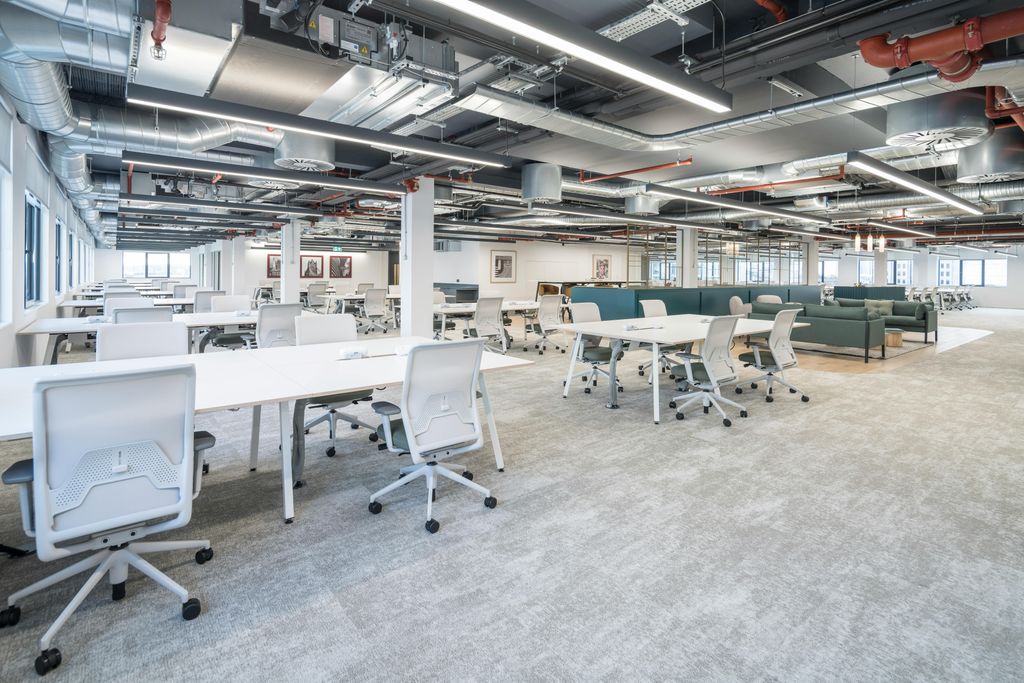 Property photo 3 of 45 6th Floor Fitted