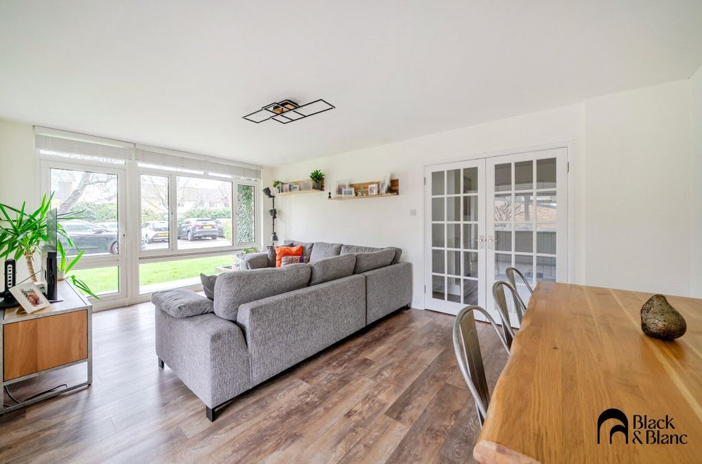 Property photo 3 of 18 Living Room