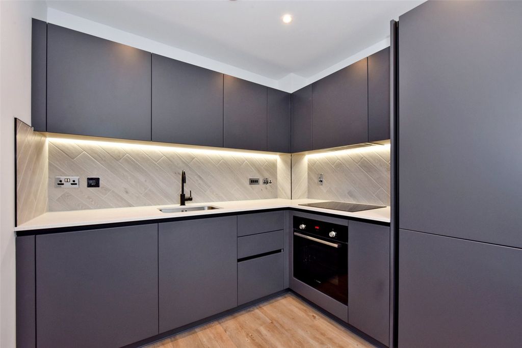 Property photo 3 of 17 Kitchen