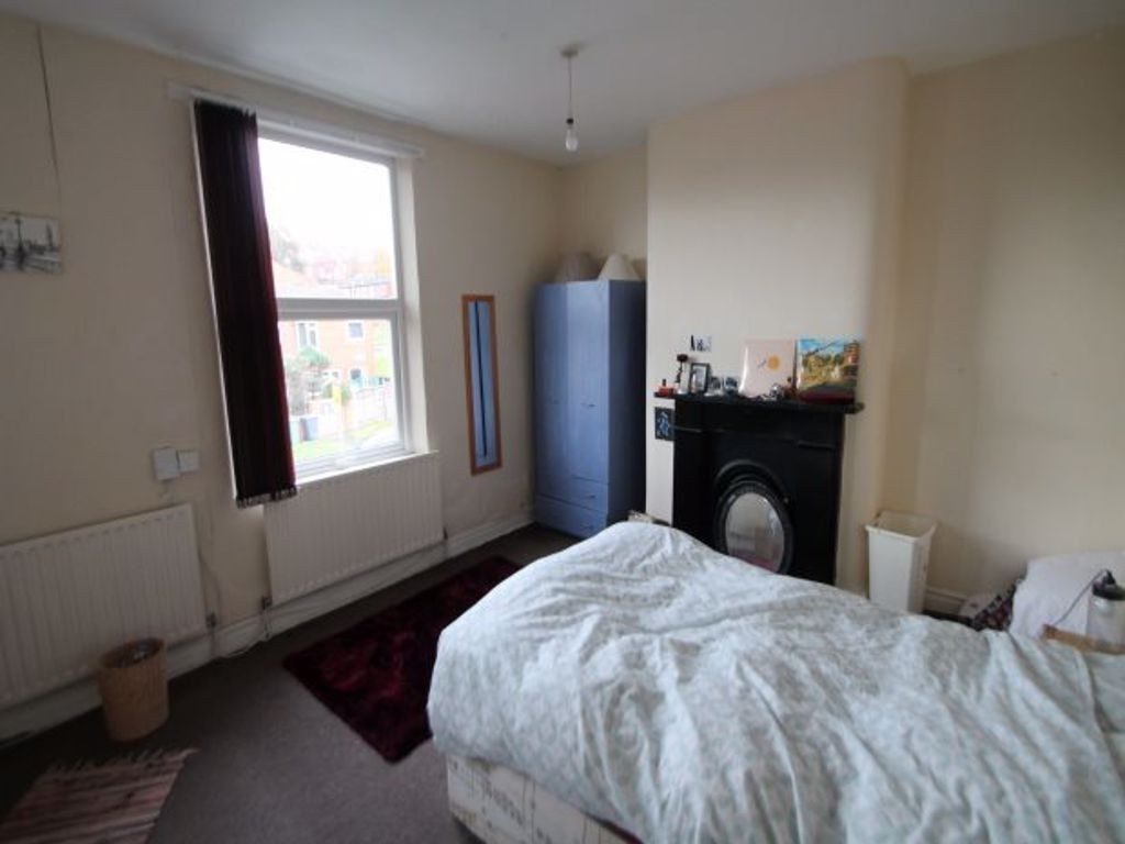 Property photo 2 of 24 A Well-Lit, Clean Double Bedroom With A Comfortabl...